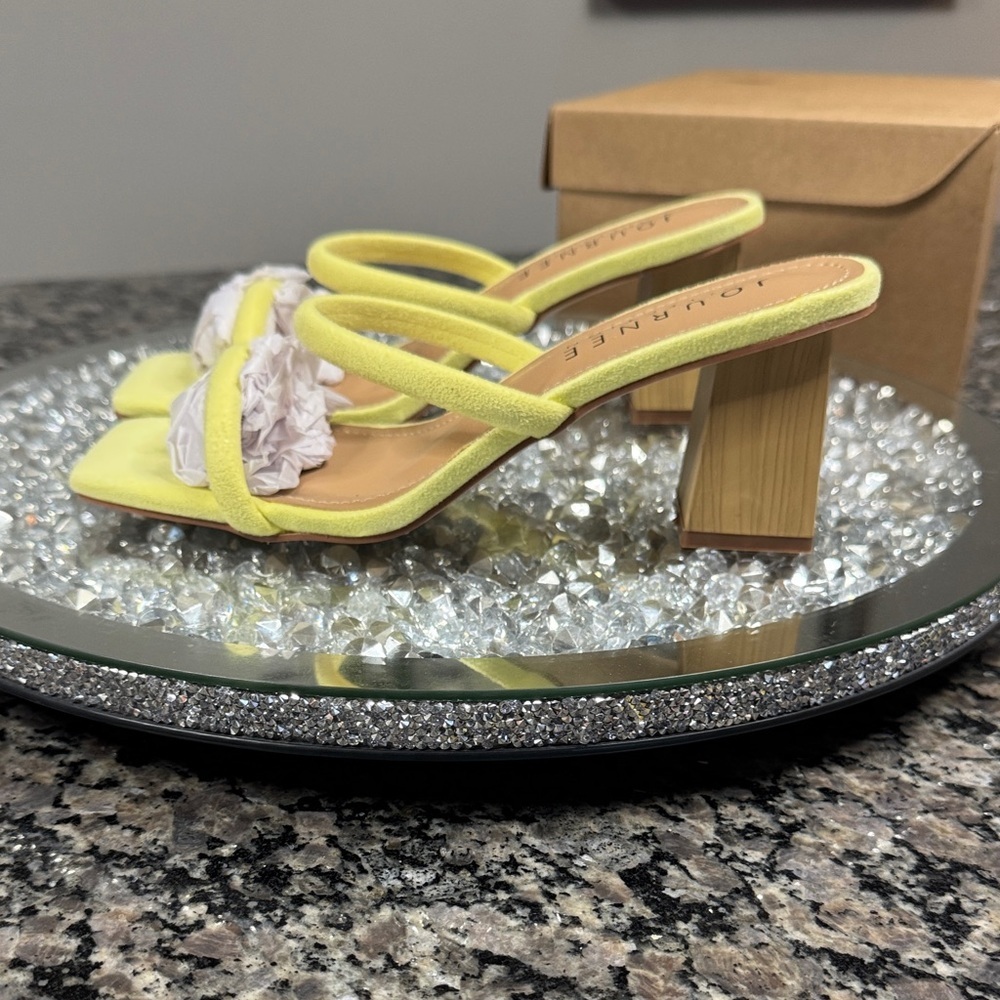 Journee Collection Yellow square toe Heels with wood grain heel NEW 7